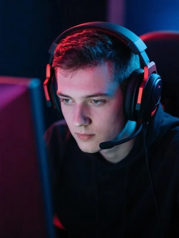 职业选手专注比赛